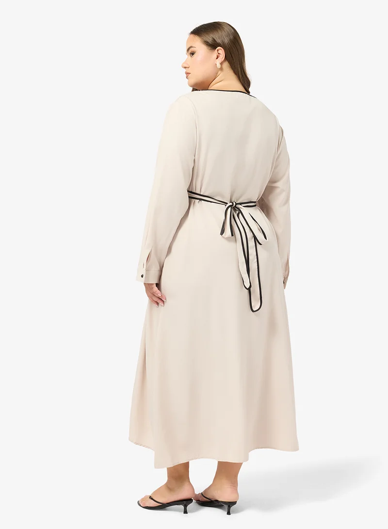 جينجر بلس فستان بتفاصيل أزرار وحواف متباينة بقصة